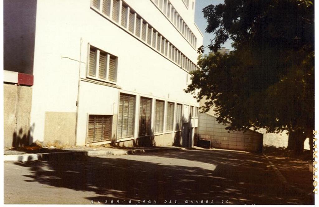 BB 011 CITE JEAN DE LA FONTAINE 1983 ECOLE MATERNELLE SOUS CENTRE COMMERCIAL.JPG
